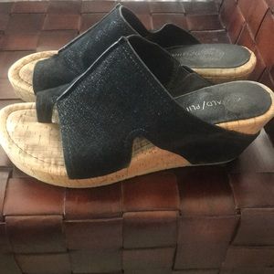 Donald Pliner Size 8 black suede.